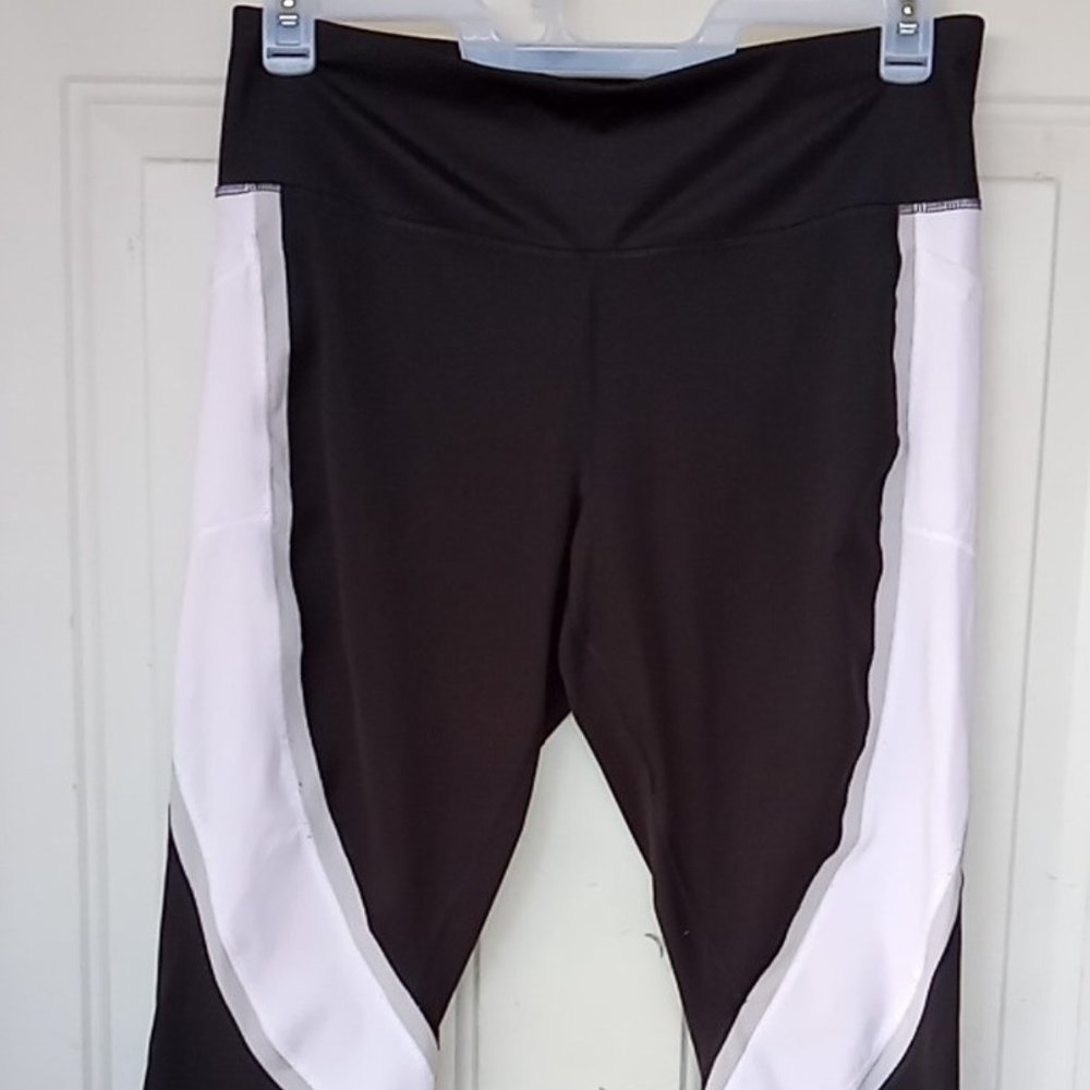 Avia workout leggings with pockets sz L (12-14).  Black, white trimmed in gray.